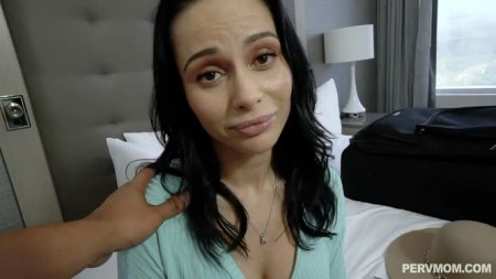 Красивая брюнетка переспала с другом детства