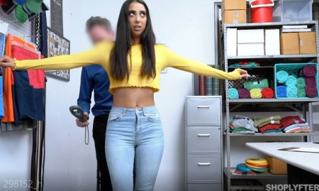 Брюнетку за воровство охранник поимел в кабинете